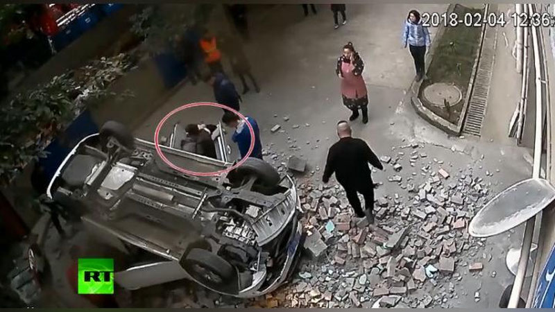 Изрображение ' В КИТАЕ АВТОМОБИЛЬ ВЫЛЕТЕЛ СО 2-ГО ЭТАЖА ПАРКОВКИ, ПРОЛОМИВ СТЕНУ (ВИДЕО)'