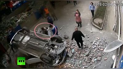 Изрображение ' В КИТАЕ АВТОМОБИЛЬ ВЫЛЕТЕЛ СО 2-ГО ЭТАЖА ПАРКОВКИ, ПРОЛОМИВ СТЕНУ (ВИДЕО)'