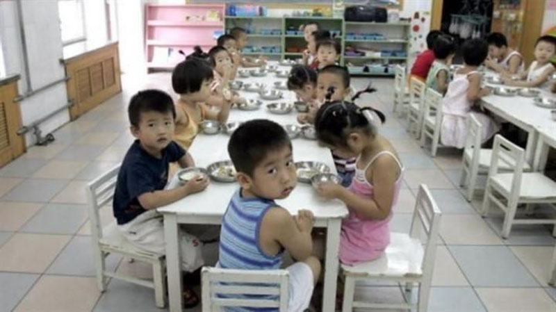 Изрображение 'В КИТАЕ ВОСПИТАТЕЛЬНИЦА ЗАСТАВИЛА ДЕТЕЙ ПИТЬ КИПЯТОК (ВИДЕО)'