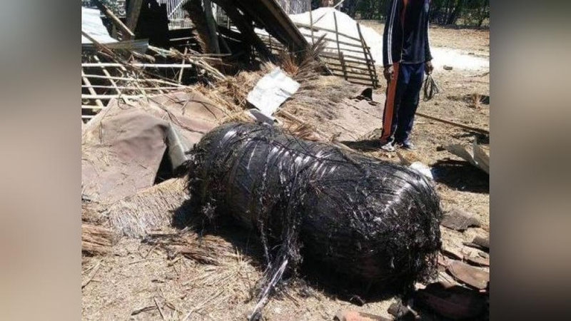 Изрображение 'ПРИВЕТ ИЗ КОСМОСА: СТУПЕНЬ РАКЕТЫ УГОДИЛА ИНДОНЕЗИЙЦУ В ХЛЕВ'