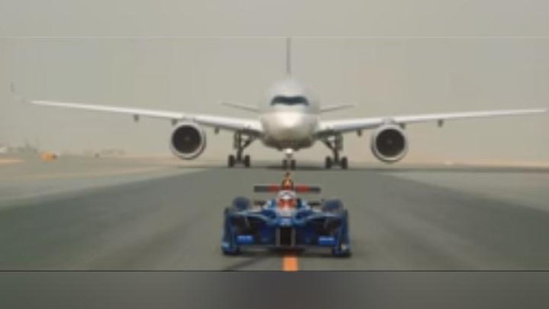 Изрображение 'БОЛИД FORMULA E УСТРОИЛ ГОНКУ С ДВУМЯ САМОЛЕТАМИ (ВИДЕО)'