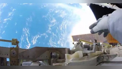 Изрображение 'АСТРОНАВТ СНЯЛ ЗЕМЛЮ НА ВИДЕО ВО ВРЕМЯ ВЫХОДА В ОТКРЫТЫЙ КОСМОС'