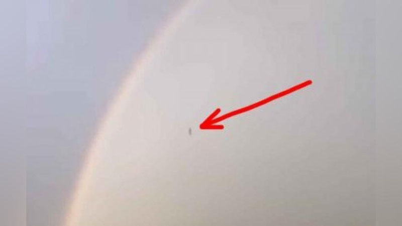 Изрображение 'В БРИТАНИИ ВО ВРЕМЯ ГРОЗЫ С НЕБА УПАЛ ЗАГАДОЧНЫЙ ПРЕДМЕТ (ВИДЕО)'