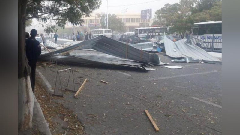 Изрображение 'РУХНУВШИЕ ДЕРЕВЬЯ И СНЕСЕННАЯ КРЫША: ПОСЛЕДСТВИЯ ШКВАЛЬНОГО ВЕТРА (ФОТО, ВИДЕО)'