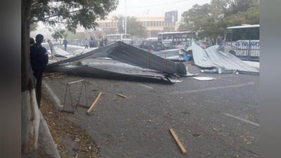 Изрображение 'РУХНУВШИЕ ДЕРЕВЬЯ И СНЕСЕННАЯ КРЫША: ПОСЛЕДСТВИЯ ШКВАЛЬНОГО ВЕТРА (ФОТО, ВИДЕО)'