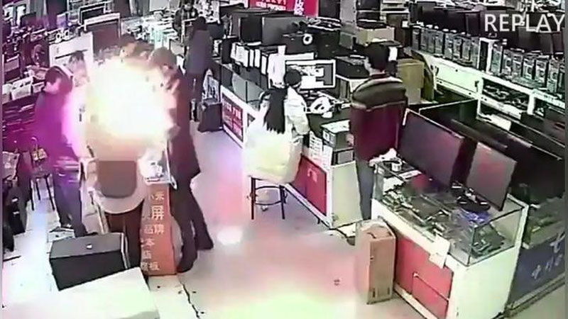 Изрображение 'IPHONE 8 ВЗОРВАЛСЯ ПОСЛЕ УКУСА ПОКУПАТЕЛЯ (ВИДЕО)'