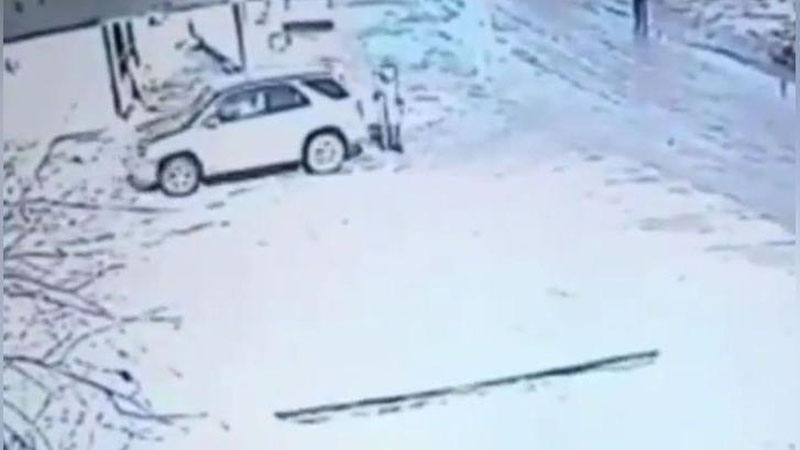 Изрображение 'В ЯКУТИИ ВОДИТЕЛЬ ВНЕДОРОЖНИКА ТРИЖДЫ ПЕРЕЕХАЛ ПЕНСИОНЕРКУ (ВИДЕО)'