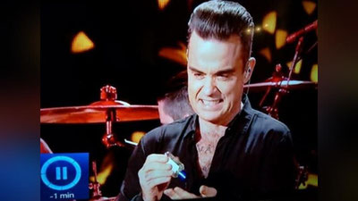 Изрображение 'БРЕЗГЛИВЫЙ РОББИ УИЛЬЯМС ПОПАЛ В ЦЕНТР СКАНДАЛА (ВИДЕО)'