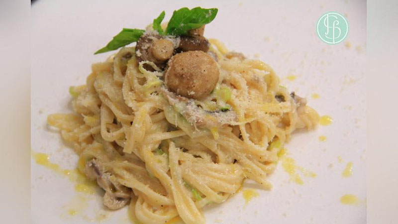 Изрображение 'РЕЦЕПТ ДНЯ: СПАГЕТТИ С СЫРНЫМ СОУСОМ БЕШАМЕЛЬ'