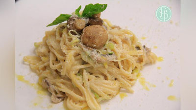 Изрображение 'РЕЦЕПТ ДНЯ: СПАГЕТТИ С СЫРНЫМ СОУСОМ БЕШАМЕЛЬ'