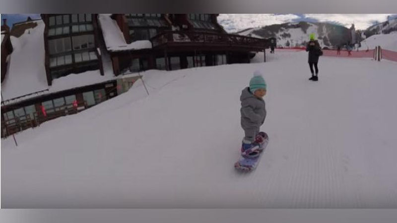 Изрображение 'Годовалая малышка самостоятельно покоряет склон на сноуборде (ВИДЕО)'