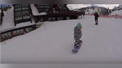Изрображение 'Годовалая малышка самостоятельно покоряет склон на сноуборде (ВИДЕО)'