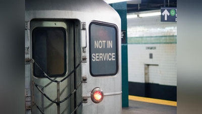 Изрображение 'ЧП В БОСТОНСКОМ МЕТРО: ПАССАЖИРЫ ВЫБИВАЛИ СТЕКЛА В ПОЕЗДЕ (ВИДЕО)'