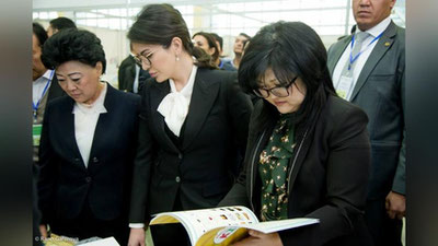 Изрображение 'АГРЕПИНА ШИН И ШАХНОЗА МИРЗИЁЕВА ОСМОТРЕЛИ ВЫСТАВКУ В ТАШКЕНТЕ (ФОТО)'