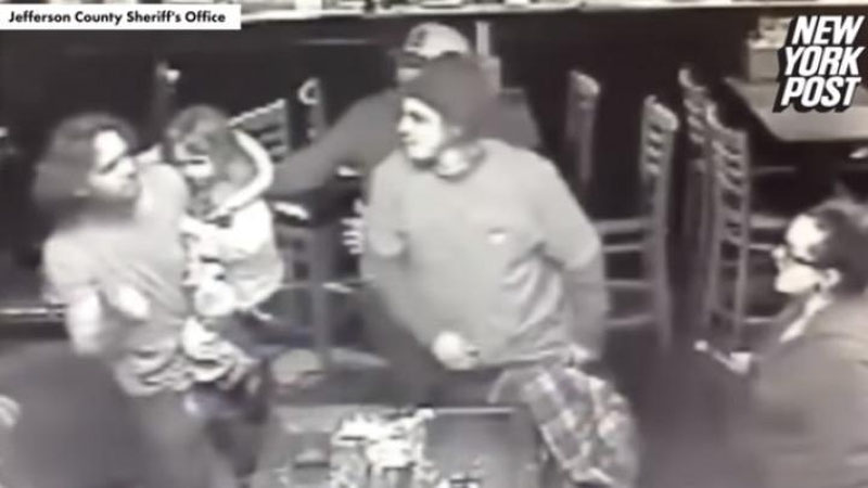 Изрображение 'ЖЕСТОКОЕ ИЗБИЕНИЕ МУЖЧИНЫ С РЕБЕНКОМ НА РУКАХ ПОПАЛО НА ВИДЕО (18+)'