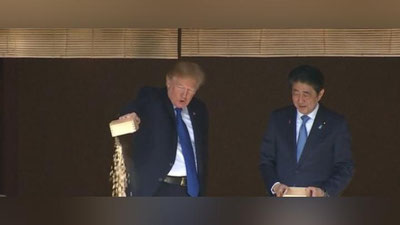 Изрображение 'ТРАМП ОКОНФУЗИЛСЯ ВО ВРЕМЯ КОРМЛЕНИЯ РЫБ В ЯПОНИИ (ВИДЕО)'