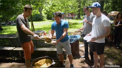 Изрображение 'ЖИТЕЛЕЙ НЬЮ-ЙОРКА НАКОРМИЛИ ПЛОВОМ В ДЕНЬ НЕЗАВИСИМОСТИ (ВИДЕО)'