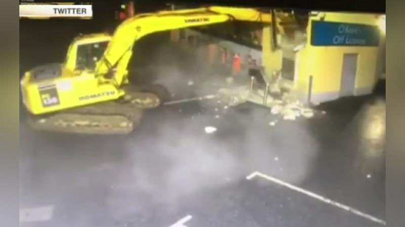 Изрображение 'В ИРЛАНДИИ ЗЛОУМЫШЛЕННИКИ ВЫТАЩИЛИ БАНКОМАТ С ПОМОЩЬЮ ЭКСКАВАТОРА (ВИДЕО)'