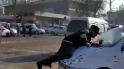 Изрображение '"Катание" на капоте инспектора ДПС: ГУБДД объяснило, где и что именно произошло'