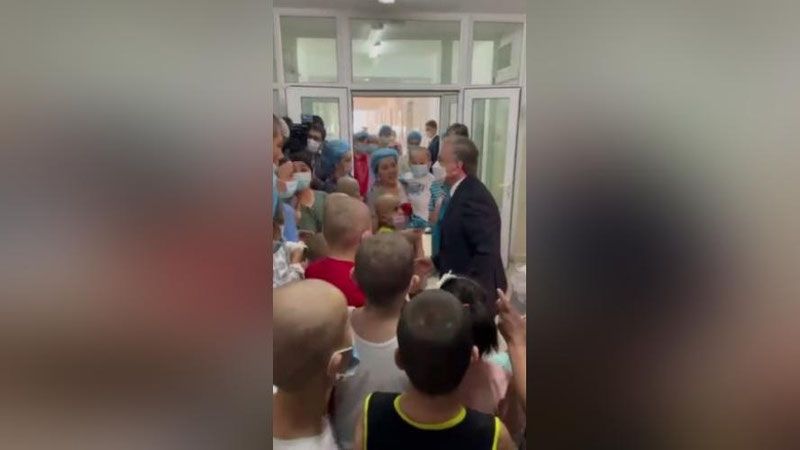 Изрображение 'Видео: Глава государства посещает маленьких пациентов НИИ гематологии в Ташкенте'