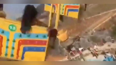 Изрображение 'В Китае рухнул аттракцион: 16 человек пострадали (видео)'