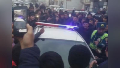 Изрображение 'В Чиракчи толпой решали конфликт между сотрудником ДПС и водителем (видео)'