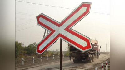 Изрображение 'Под Термезом в результате столкновения с локомотивом погиб прокурор и его водитель'