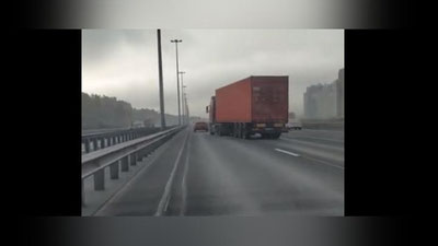 Изрображение 'В Петербурге фура проехала 2 километра с мертвым водителем за рулем (видео)'