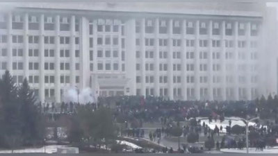 Изрображение 'СМИ сообщают, что протестующие ворвались в акимат Алматы (видео)'