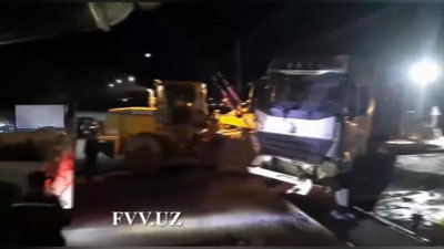 Изрображение 'На трассе "Ташкент-Ош" грузовик врезался в движущийся поезд'