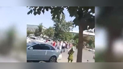 Изрображение 'В Андижане граждан, перекрывших дорогу в знак протеста, арестовали и оштрафовали (видео)'
