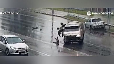 Изрображение 'В Хабаровске быстрая реакция полицейского спасла жизнь малышу (видео)'