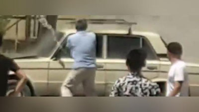 Изрображение 'Отчаянная попытка автовладельца спасти загоревшийся "ВАЗ-2106" в Кашкадарье попала на видео'