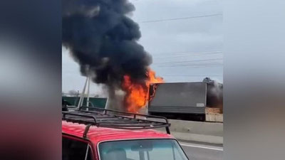 Изрображение 'В Ташкенте горела грузовая "Газель": драматичные кадры снял очевидец (видео)'