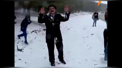 Изрображение 'В Ираке ведущего закидали снежками во время эфира (видео)'