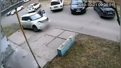 Изрображение 'В российском Ангарске неадекватный водитель дважды переехал женщину (видео, 18+)'