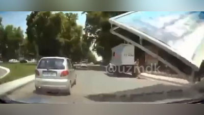 Изрображение 'Водитель "Спарка" едва не стал жертвой кампании по сносу рекламных баннеров в столице (видео)'