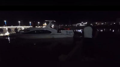 Изрображение 'В Кашкадарье прогулочный катер с пассажирами застрял на мели в озере (видео)'