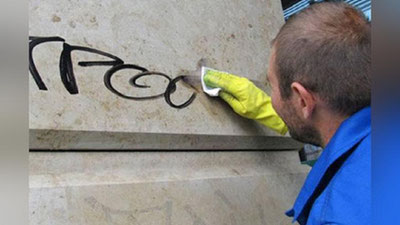 Изрображение 'В Ташкенте трое молодых людей наносили рекламу наркотиков на стены домов'