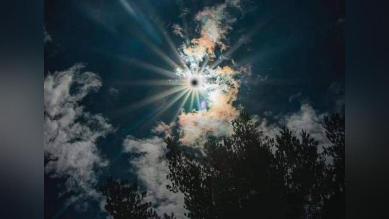 Изрображение 'Как выглядело последнее полное солнечное затмение в этом году (видео)'