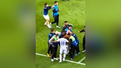 Изрображение 'На полуфинале Кубка Азии на поле прорвался юный болельщик, чтоб обнять футболиста (видео)'