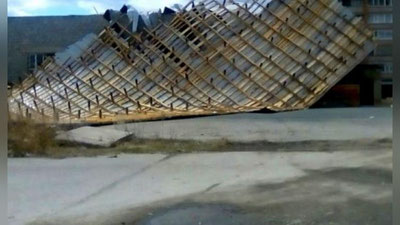 Изрображение 'В Сырдарьинской области ветер сорвал крышу со здания (видео)'