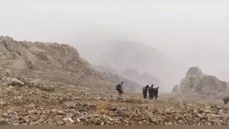 Изрображение 'В горах Чимгана туристы наблюдали снег (видео)'
