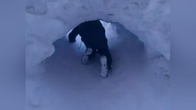 Изрображение 'В Норильске дети прорыли тоннель в сугробе, чтобы добираться до школы (видео)'