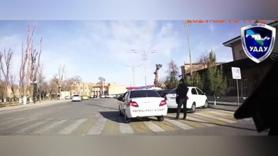 Изрображение 'Водителя автомобиля ППС оштрафовали за остановку на переходе в Бухаре (видео)'