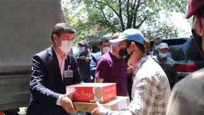 Изрображение 'Хокимият Ташкентской области подарил ноутбуки семьям махалли "Шодлик" в Сырдарье (видео)'