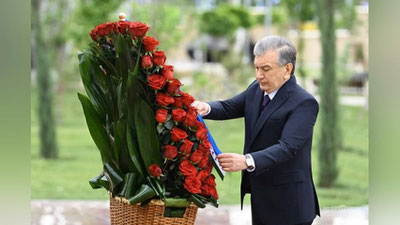 Изрображение 'Президент возложил цветы к мемориальному комплексу "Ода стойкости" (фото)'