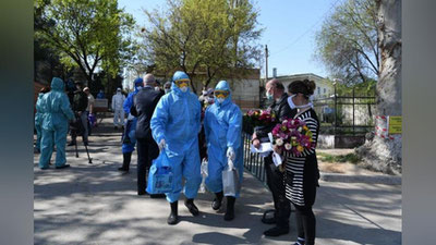 Изрображение 'Фото: проводы семи выздоровевших пациентов НИИ вирусологии'