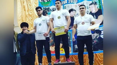 'Akademiya kursanti o`ng qo`l bilan oltin, chap qo`l bilan bronza medallarini qo`lga kiritib, O`zbekiston kubogi sohibiga aylandi'ning rasmi