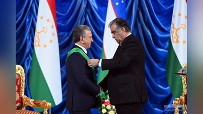 Изрображение 'Эмомали Рахмон вручил Шавкату Мирзиёеву высокую государственную награду Таджикистана (фото)'